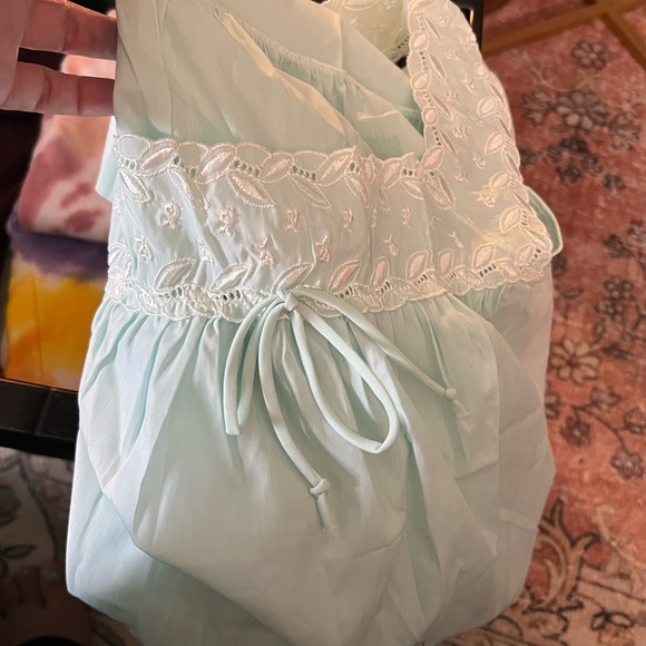 Bundle of night gowns - Picture 2 of 4